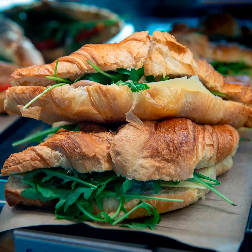 Nyd din kaffe og frokost hos Espresso House i City2, eller tag den med på farten. 